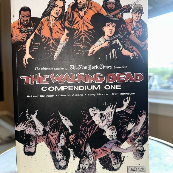 The Walking Dead Compendium One Graphic Novel - Picture 1 of 3